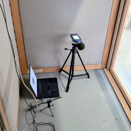 Sonomètre sur trépied en cabine de mesure