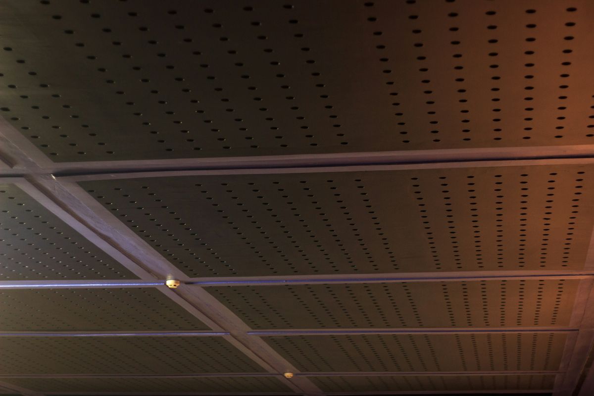 Plafond acoustique perforé