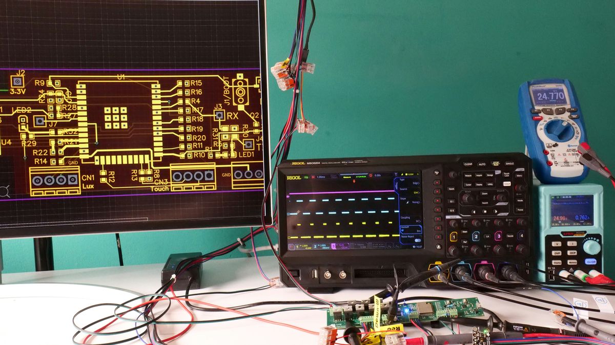 Banc d'électronique et conception de PCB